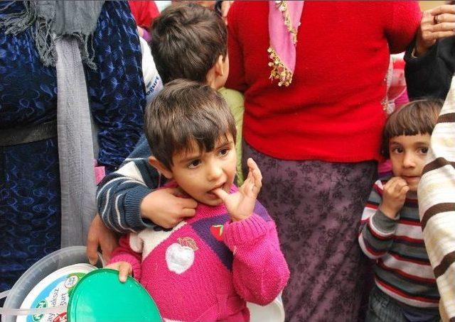 Suriye&rsquo;den Ka&ccedil;an M&uuml;ltecilere Sıcak Yemek 1