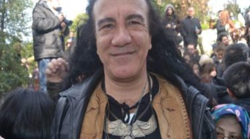Barış Man&ccedil;o, &Ouml;l&uuml;m&uuml;n&uuml;n 13. Yılında Mezarı Başında Anıldı