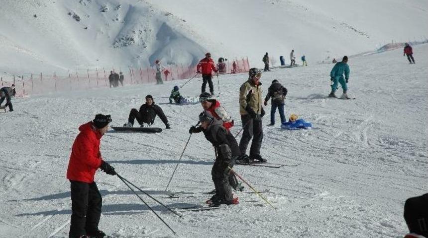 Paland&ouml;ken Kayak Merkezine S&ouml;mestr&rsquo;de Tatilci Akını