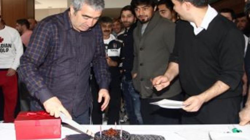 Beşiktaş'ta Samet Aybaba'nın Doğum G&uuml;n&uuml; Kutlandı