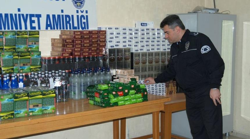 Suriye Plakalı Otob&uuml;ste Ka&ccedil;ak Eşya Ele Ge&ccedil;irildi