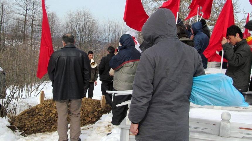 Canlı Bombanın Ailesi Kabul Etmedi, TAYAD &Uuml;yelerinin &Ccedil;i&ccedil;ekleri Ellerinde Kaldı