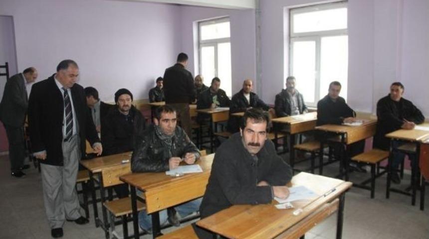 Ağrı&rsquo;daki İnşaat İş&ccedil;ileri Sınava Girdi
