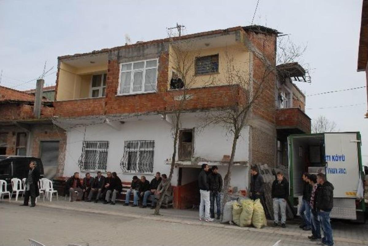 Eşinin 8 Kurşunla &Ouml;ld&uuml;rd&uuml;ğ&uuml; Gen&ccedil; Kadın Ağlattı