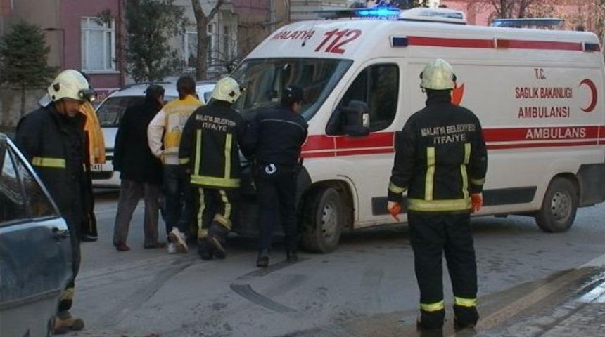Otomobil İle Ambulans &Ccedil;arpıştı