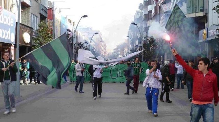 Sakaryaspor Taraftarından &ldquo;hen&uuml;z &Ouml;lmedik&rdquo; Y&uuml;r&uuml;y&uuml;ş&uuml;