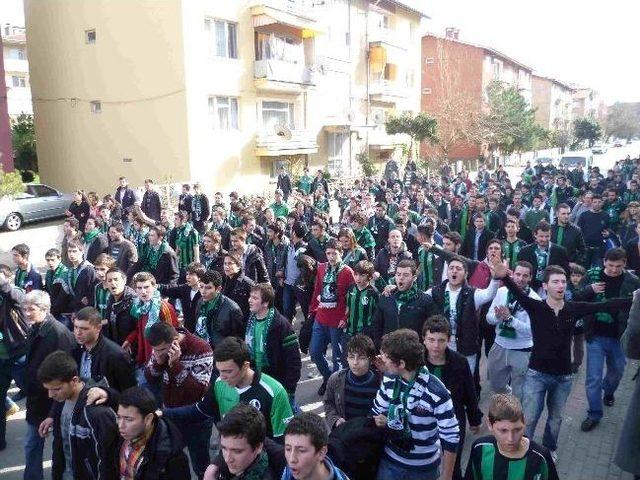 Sakaryaspor Taraftarından “henüz Ölmedik” Yürüyüşü