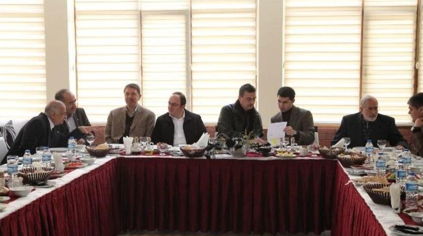Vali G&uuml;ven&ccedil; Yazarlarla Bir Araya Geldi