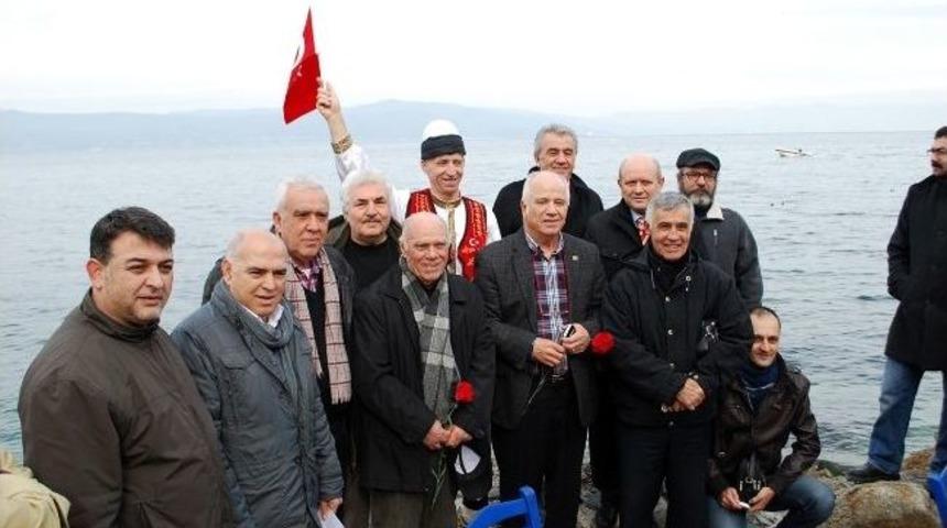 Mudanya&rsquo;da M&uuml;badelede &Ouml;lenler İ&ccedil;in Denize Karanfil Atıldı