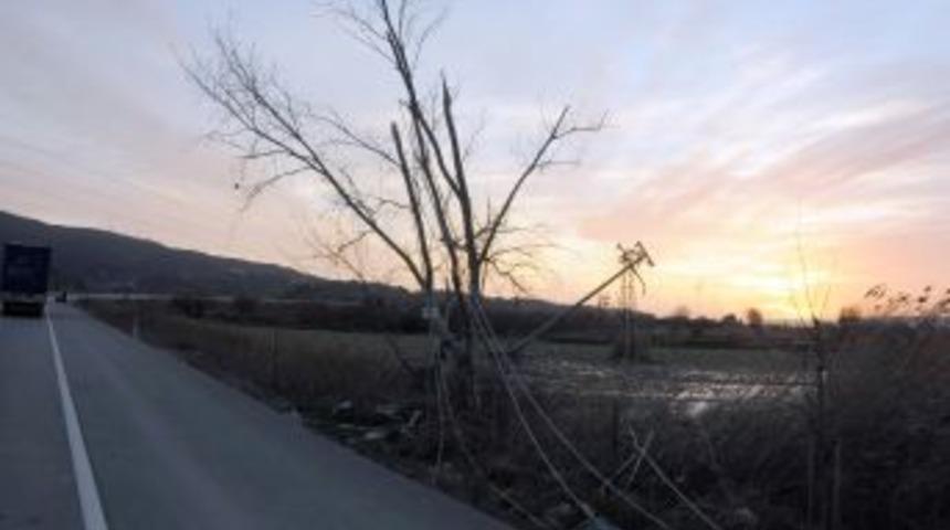 Fırtınada Kopan Elektrik Telleri Yolcu Otob&uuml;s&uuml;n&uuml;n Camını Kırdı