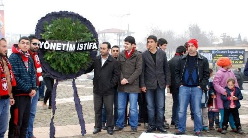 Gaziantepsporlu Taraftarlar Siyah &Ccedil;elenk Bıraktı