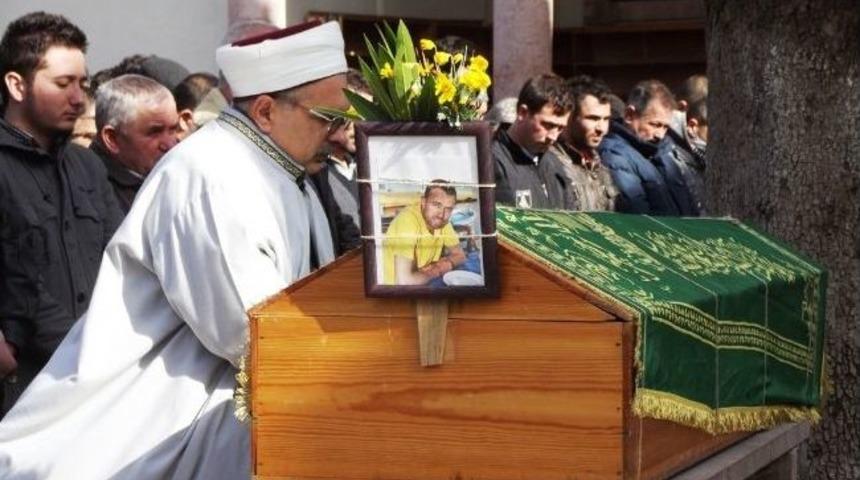 &ldquo;ne Bakıyorsun&rdquo; Kavgasında &Ouml;len Gen&ccedil; Toprağa Verildi