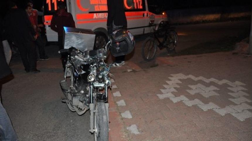 Motosikletle Kamyonet &Ccedil;arpıştı: 1 Yaralı