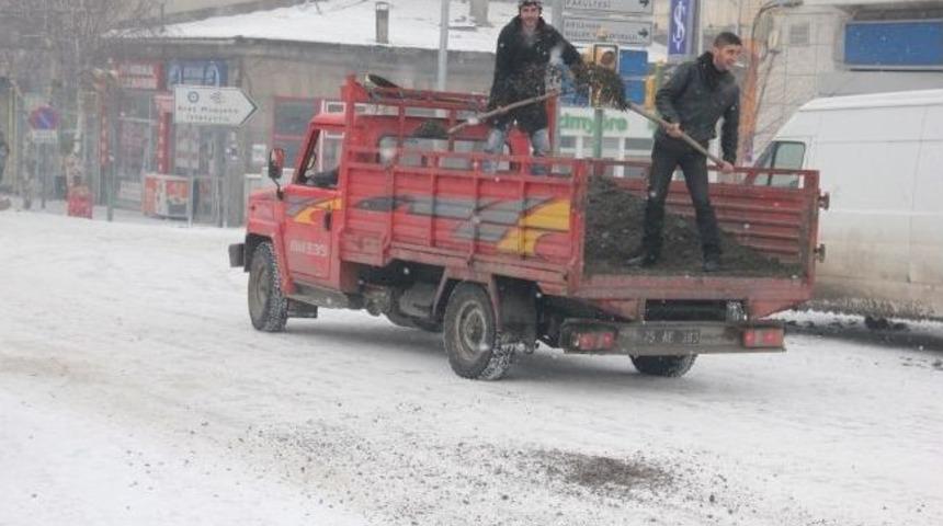 Belediye Ekiplerinden Buz Seferberliği