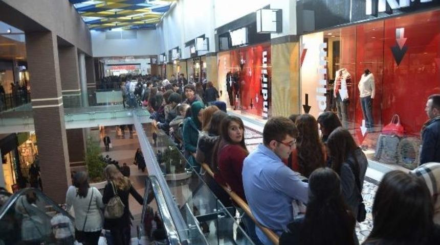 Yazar Kahraman Tazeoğlu&rsquo;ndan Forum Kayseri&rsquo;de İmza G&uuml;n&uuml;