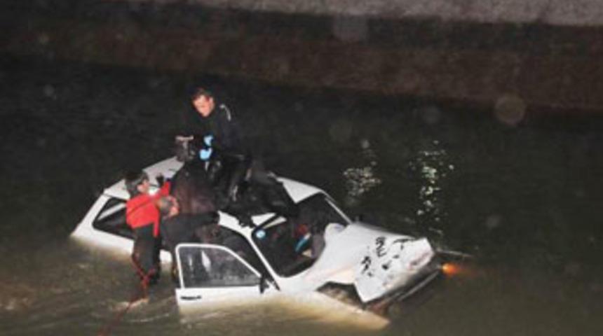 Otomobil &ccedil;aya u&ccedil;tu; 1 &ouml;l&uuml;