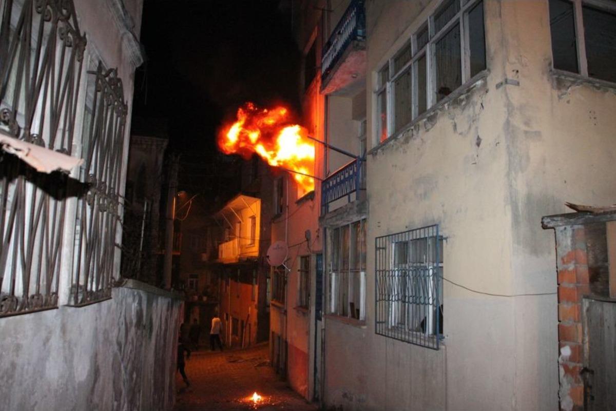 Gece Saatlerinde Y&uuml;kselen Alevler, Vatandaşı Sokağa D&ouml;kt&uuml;