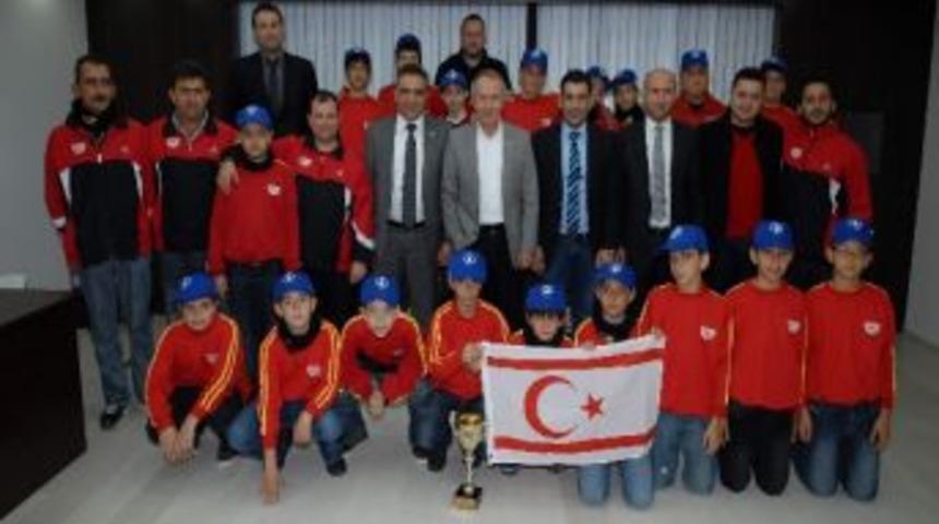 Kıbrıslı Minik Sporculardan Sporcu Başkana Ziyaret