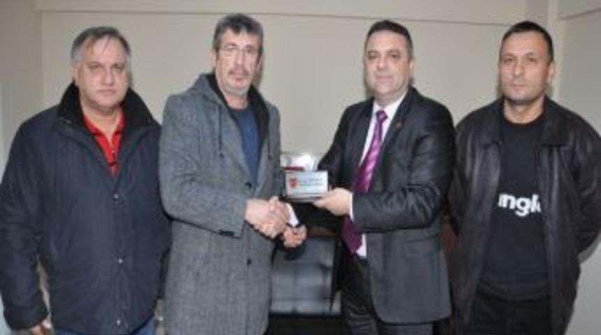 Yavuzspordan G&uuml;ndoğdu&rsquo;ya Plaket