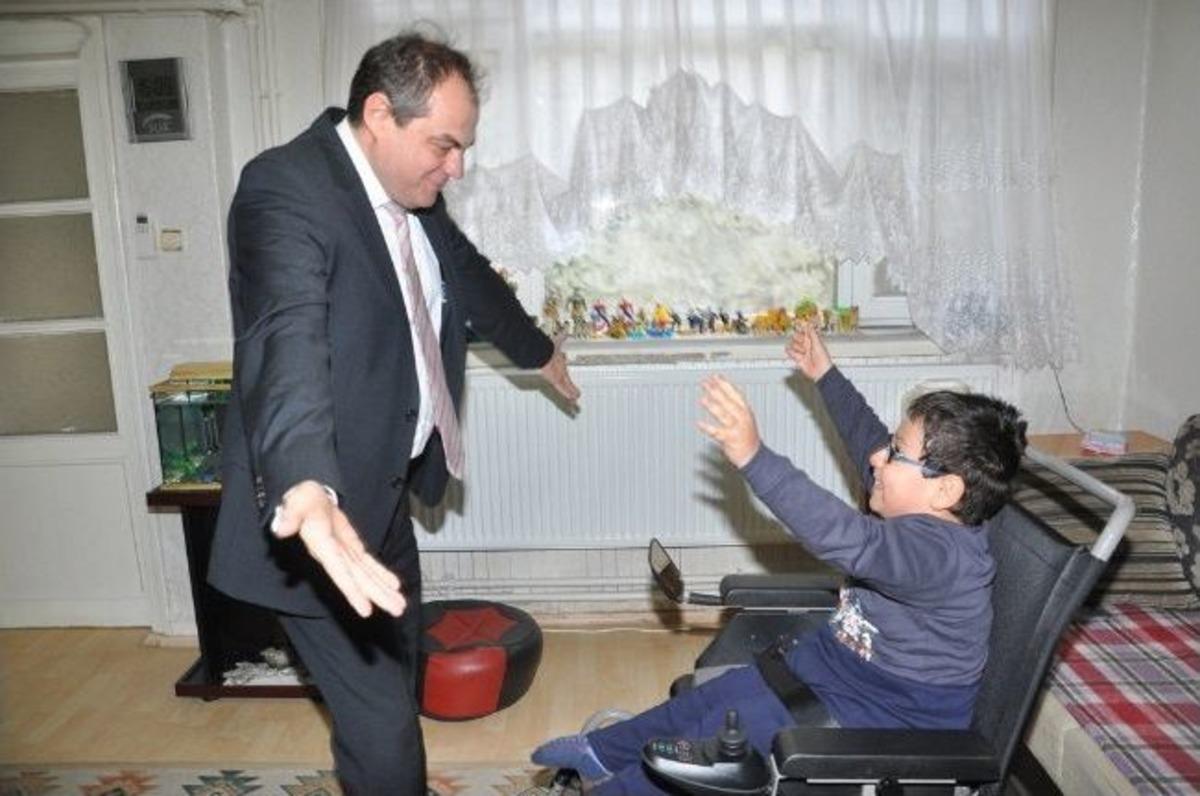 Engelli &Ouml;ğrencinin Karne Hediyesi Ak&uuml;l&uuml; Araba Oldu