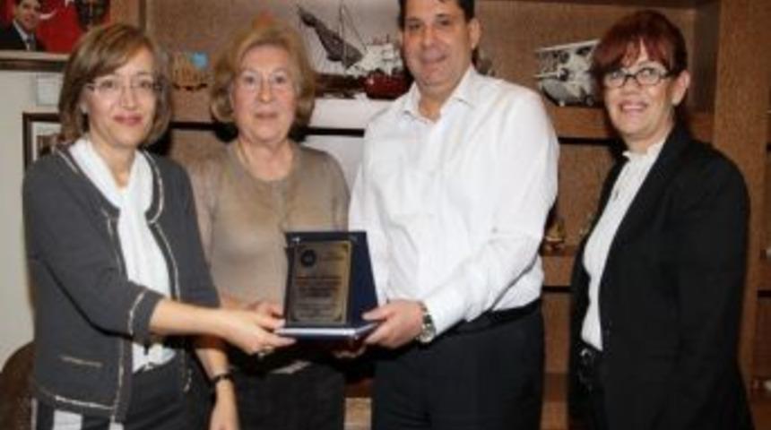 T&uuml;rk Kanser Araştırma Ve Savaş Kurumu Y&ouml;neticilerinden Başkan Tartan&rsquo;a Plaket