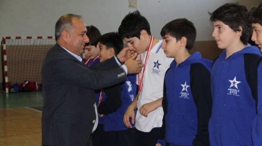 Basketbolculara Madalyalarını Başkan &Uuml;ras Taktı