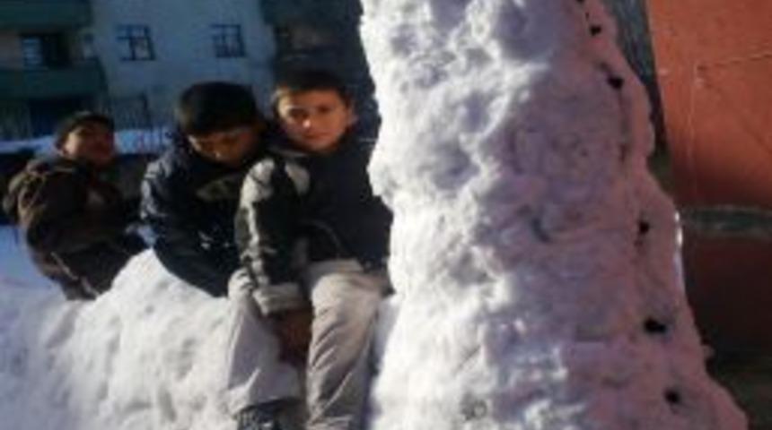 Bitlisli &Ccedil;ocuklar Kardan Adamdan Sıkıldı, Kardan Deve Yaptı