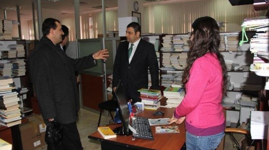 &Ccedil;om&uuml; K&uuml;t&uuml;phanesi Binaya Sığmıyor