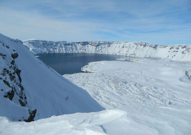 Nemrut, Kayak Severlerin Akınına Uğruyor