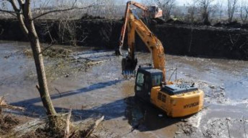 Kilez Deresinde Temizlik &Ccedil;alışmaları S&uuml;r&uuml;yor