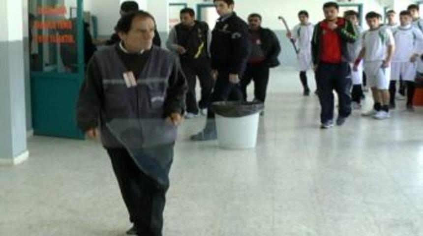 Hokey Şampiyonasında Salon Camları Parampar&ccedil;a Oldu