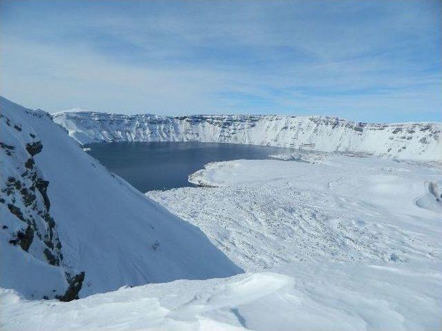 Nemrut Dağı Kayak Severlerin Akınına Uğradı