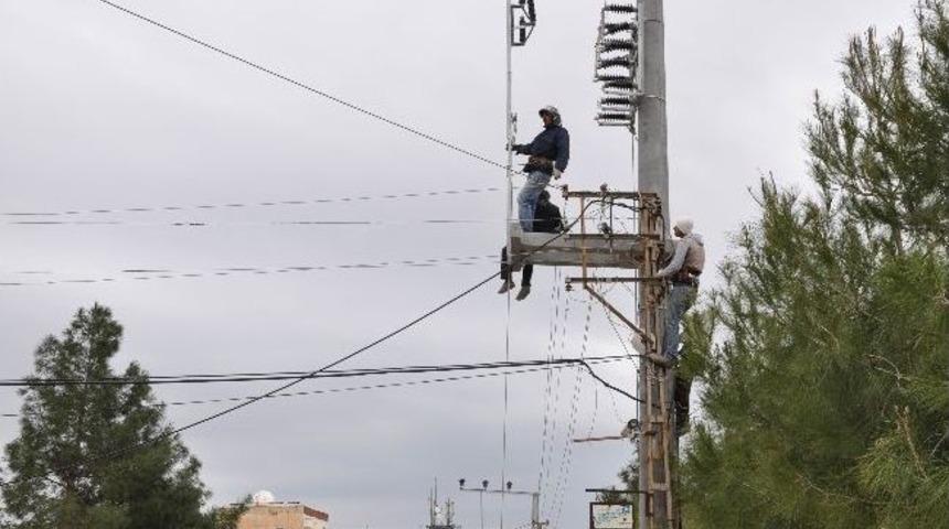 Derik İl&ccedil;esine Yeni Elektrik Direkleri Ve Trafolar Bağlanıyor