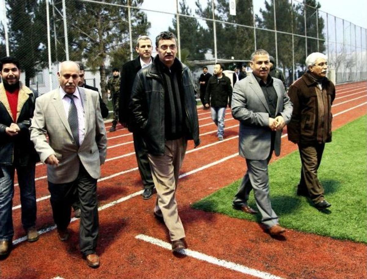 Vali G&uuml;ven&ccedil; Şampiyon Takıma Kupasını Verdi
