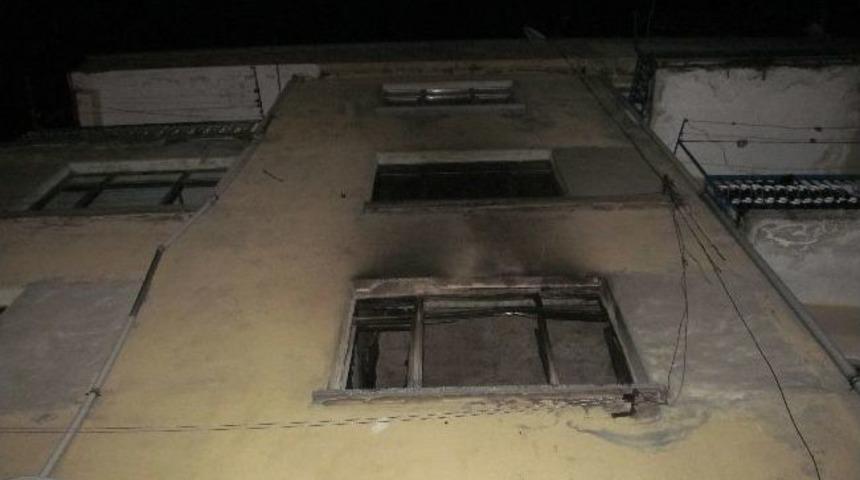 Apartmanda &Ccedil;ıkan Yangın Korkuttu
