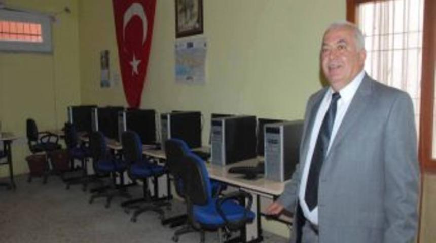Belediye Binasında &Ouml;ğrenciler I&ccedil;in Internet Evi Kuruldu