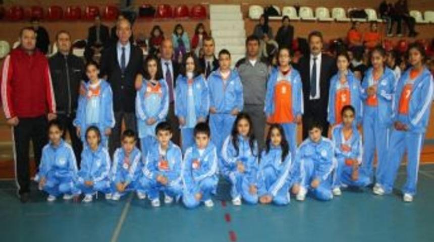 Minik Basketbolculara Malzeme Yardımı Yapıldı