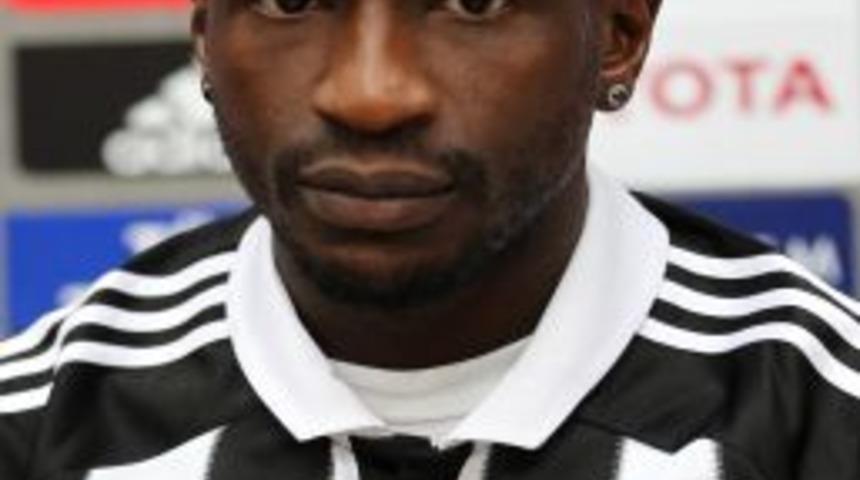 Beşiktaş, Niang'a Resmi Imzayı Attırdı