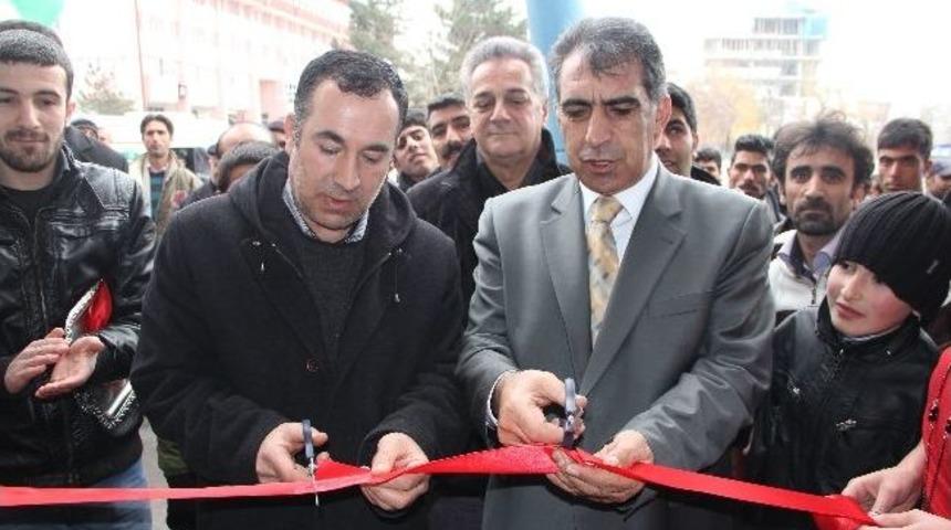 Vatso Başkanı Nadiroğlu Giyim Mağazasını A&ccedil;tı