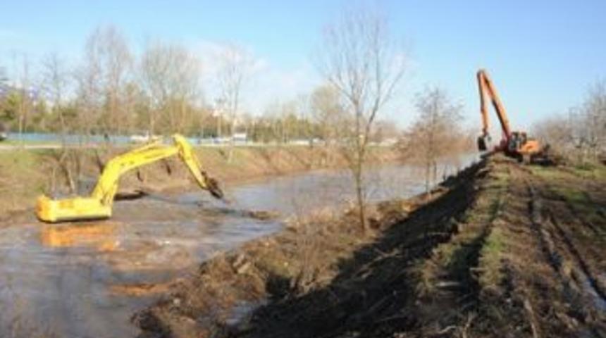 Kilez deresinde temizlik s&uuml;r&uuml;yor