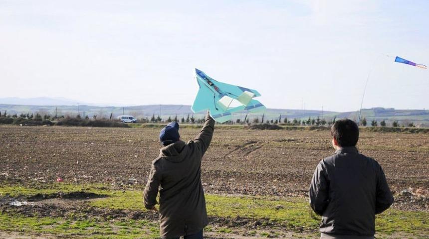 İdealist &Ouml;ğretmen &Ouml;ğrencilerini Internet Kafeden Model U&ccedil;akla Uzaklaştırdı