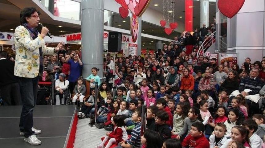 &Ccedil;ocuklar S&uuml;heyl Uygur'la Eğlendi