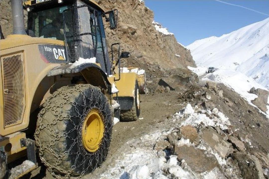 Bu Kez &Ccedil;ığ Değil Kaya Par&ccedil;aları Yol Kapattı