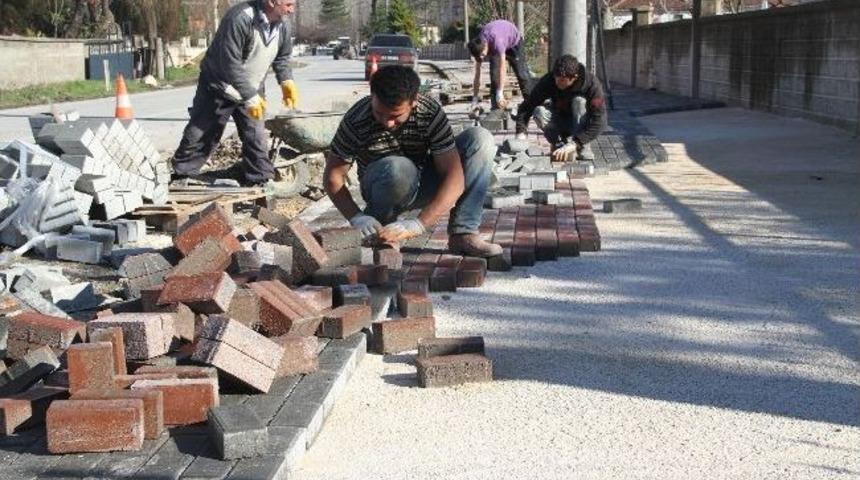 Akyazı Belediyesi'nden Yuvalak Caddesinde Kilitli Parke &Ccedil;alışması