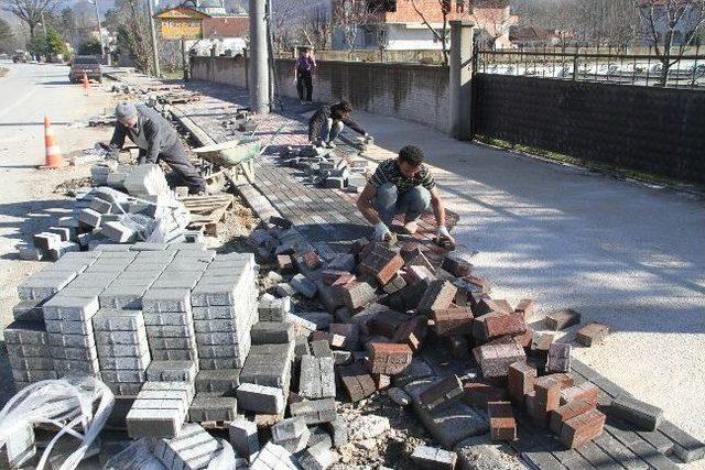 Akyazı Belediyesi nden Yuvalak Caddesinde Kilitli Parke Çalışması 1
