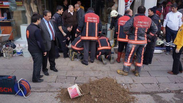 Kanalizasyon Çalışması Için Girdiği Yerde Toprak Altında Kaldı