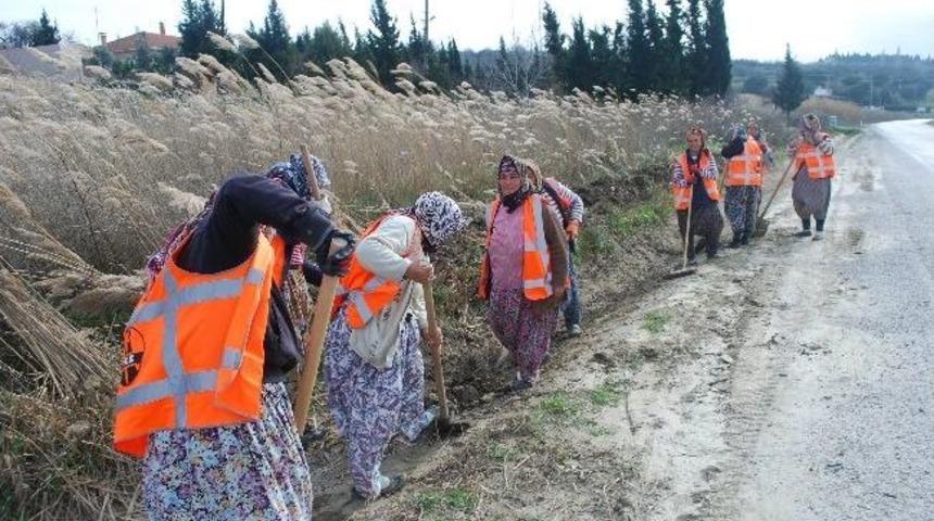 &Ccedil;anakkale'de 16 Kadın İş&ccedil;i Su Kanalı İnşaatında &Ccedil;alışıyor