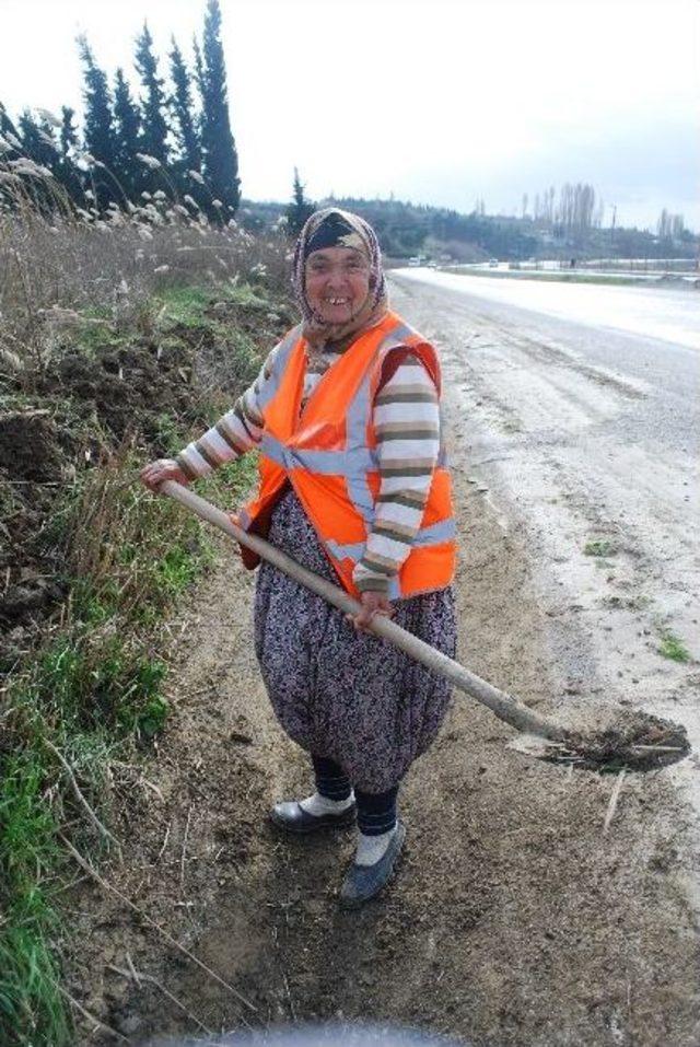 Çanakkale'de 16 Kadın İşçi Su Kanalı İnşaatında Çalışıyor