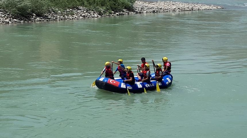 &Ccedil;ukurcalı &ouml;ğrencilere, Zap Suyu'nda rafting eğitimi