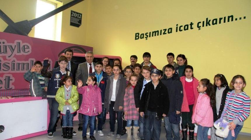 Emniyet, 35 &Ccedil;ocuğa Bursa Bilim Ve Teknoloji Merkezi&acute;ni Gezdirdi